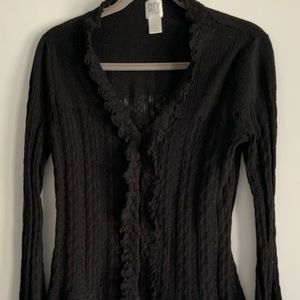 CITY DKNYC BEAUTIFUL JET BLK FITTED VNECK SCALLOPED  SWEATER